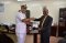 Le Directeur de l'EASF, Dr. Abdillahi Omar Bouh reçoit un cadeau de l'Attaché de la Défense Indienne, la Capitaine Nitesh Garg au Secrétariat à Karen Nairobi le 8 août 2019.