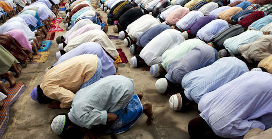 muslims praying